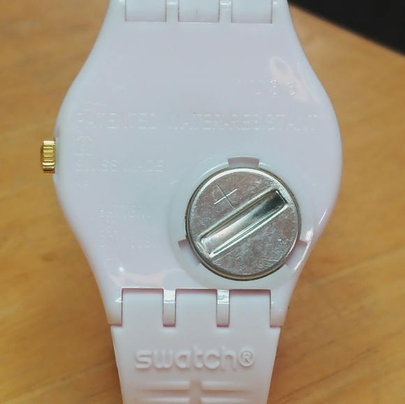 Swatch Guimauve (P148) Pink shiny case and dial gold tone 3 hand movement - Picture 12 of 12